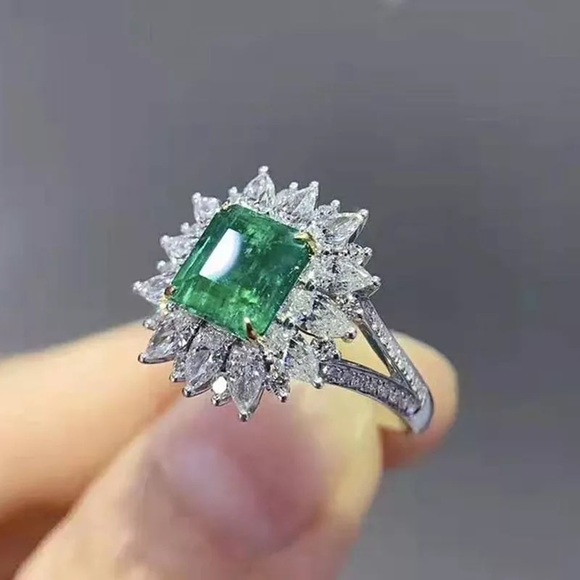 New Women’s 925 Silver Luxury Emerald Ring - Picture 3 of 4
